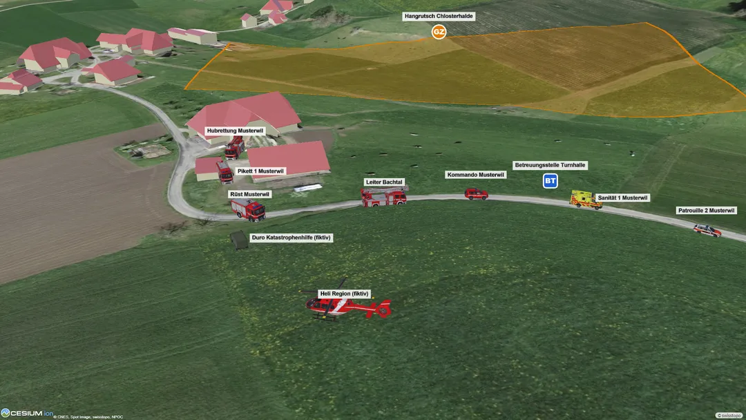 Lagetisch in 3D mit Gelände, Gebäuden, Fahrzeugen von Feuerwehr, Sanität, Polizei und Armee, Helikopter und Gefahrenzone, Übungsfall Musterwil (fiktive Lagedaten, Fahrzeugmodelle als KI-erzeugte Symbolbilder), Karte © swisstopo