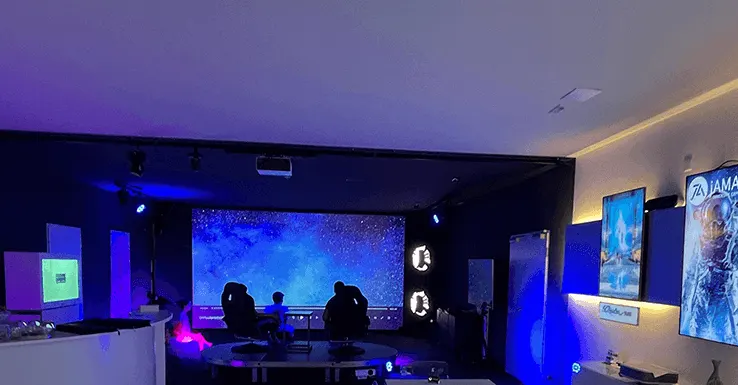 Showroom Bischofszell: abgedunkelter Erlebnisraum mit grosser Leinwand und farbigem Licht